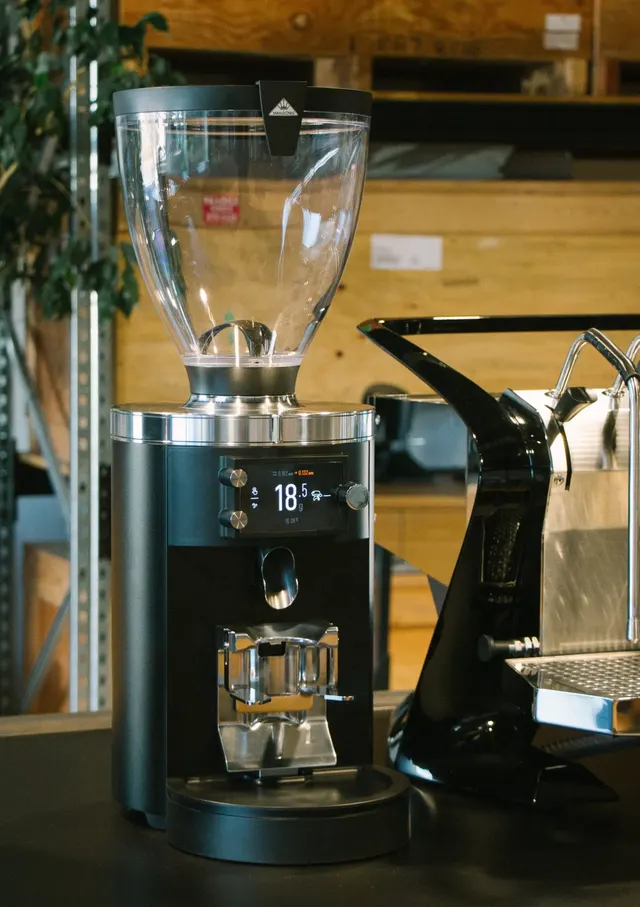 Mahlkönig E80S on a café counter