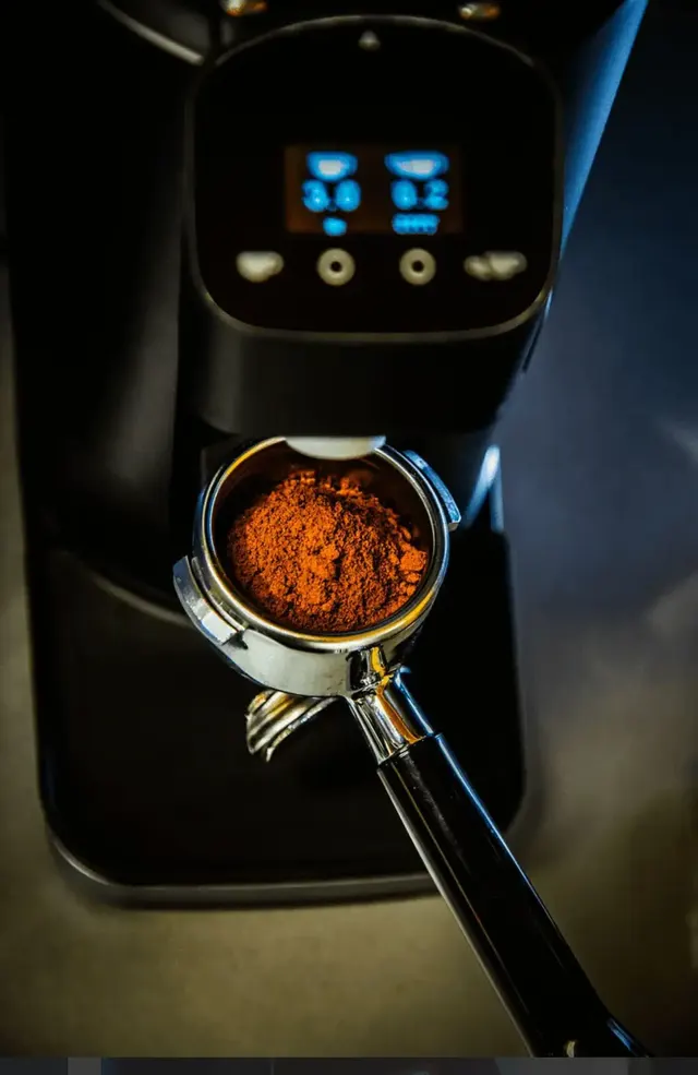 Dalla Corte Edge screen and a filled portafilter