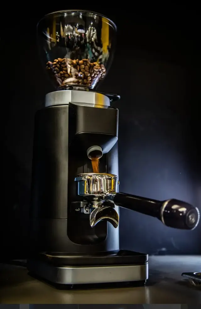 Dalla Corte Edge grinding coffee into the portafilter