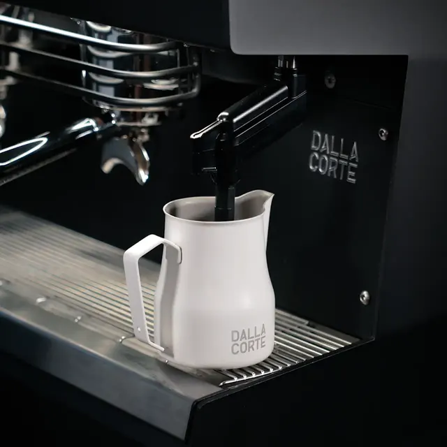 Dalla Corte Icon, milk being frothed with the steam wand