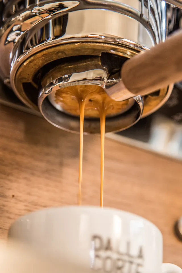 Dalla Corte XT Barista, espresso flowing from the portafilter