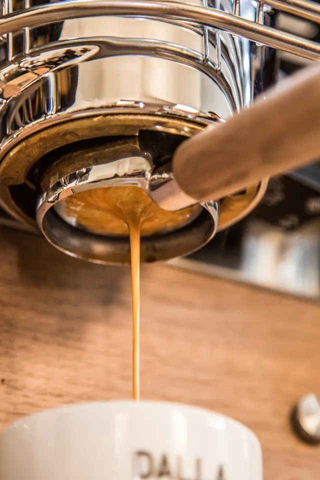 Dalla Corte XT Classic, espresso flowing from the portafilter