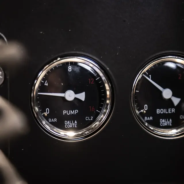Dalla Corte Zero Classic pump and boiler pressure gauges, close-up