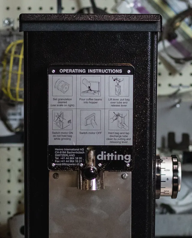 Ditting KR1403 instruction plate and grind size adjuster, close-up