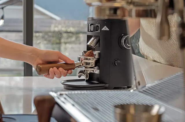 Mahlkönig X54, portafilter being placed in the holder